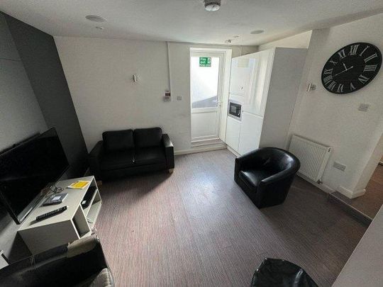 4 bedroom flat to rent - Photo 1