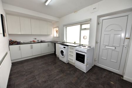 2 bedroom Flat in Otley Road, Leeds - Photo 3