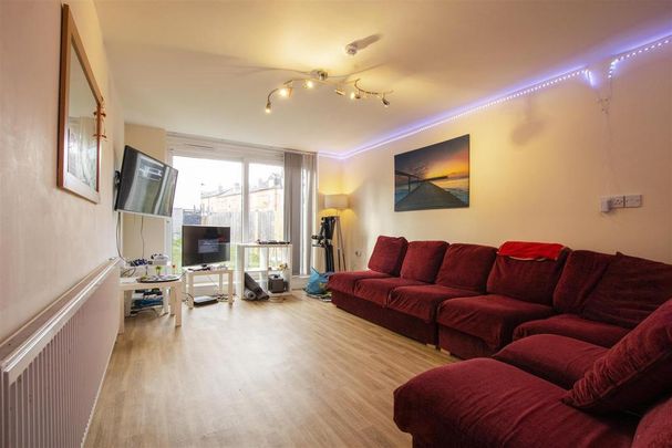 8 bedroom house to rent - Photo 1