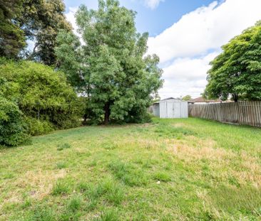 Delightful Family Home in Convenient Deer Park Location! - Photo 5