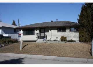 8 Hogarth Crescent, Calgary - Photo 2