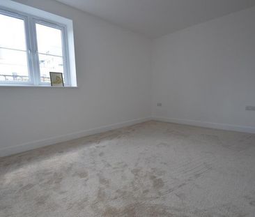 St. Pauls Avenue, Slough, Berkshire,SL2 - Photo 2