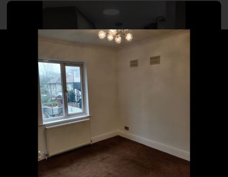 3 Bed Semi-Detached House, Finch Close, NW10 - Photo 2