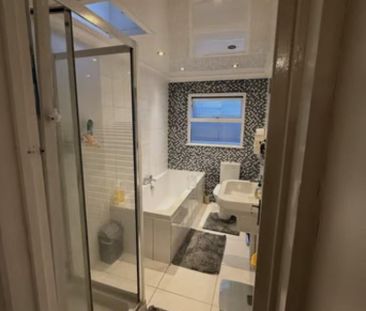 4 bedroom end of terrace house to rent - Photo 2