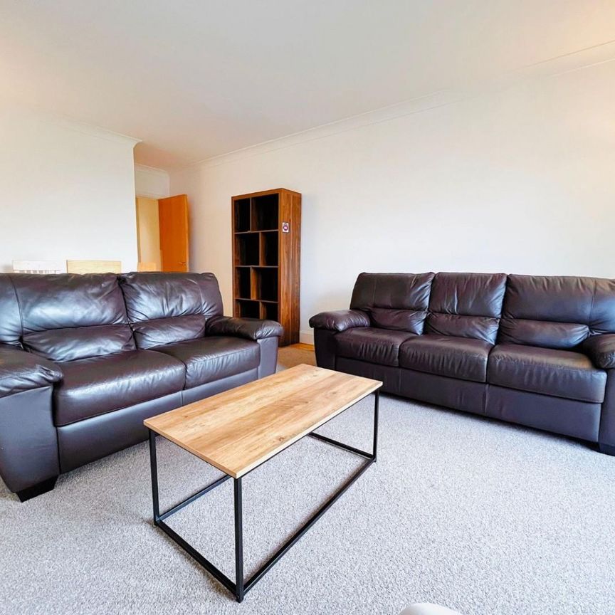 2 bedroom Flat To Let - Photo 1