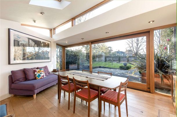 Enchanting five bedroom detached Georgian family house which sits in exceptional private walled grounds. - Photo 1