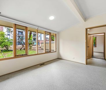 FIVE BEDROOM HOUSE IN GREAT CENTRAL LOCATION - Photo 2