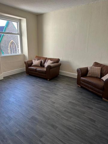 3 bedroom flat to rent - Photo 4