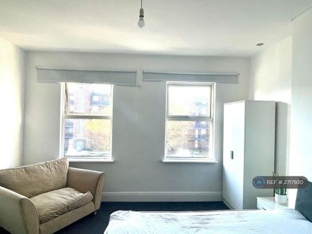 1 bedroom in a house share to rent - Photo 2
