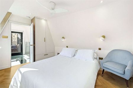 SHORT LET - A traditional brand newly refurbished two bedroom mews house featuring layers of glass channelling light throughout. - Photo 4
