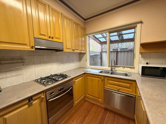 5 Hillview Avenue, Pascoe Vale South VIC 3044 - Photo 1