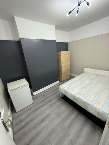 4 bedroom flat to rent - Photo 5