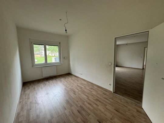 Unbefristete 3-Zimmer-Wohnung mit riesiger, westseitiger Terrasse! - Photo 1