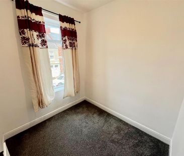 3 bedroom flat to rent - Photo 6