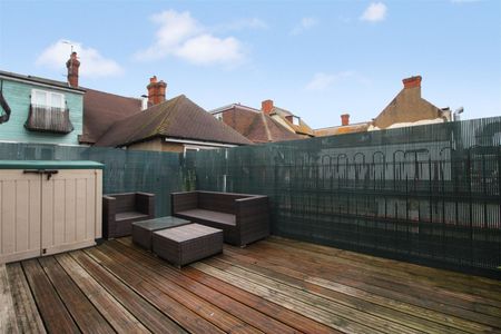 Rosemount Avenue, West Byfleet, Surrey, KT14 6LB - Photo 5