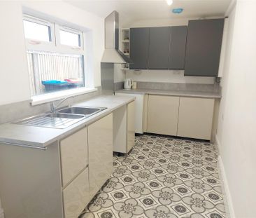 2 bedroom Semi-detached house to rent - Photo 4