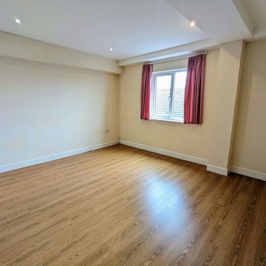 Flat to rent on - Photo 1