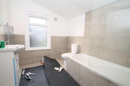 Felixstowe Road, London, N9 - Photo 5