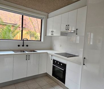 Perfectly Positioned Renovated Townhouse - Photo 5