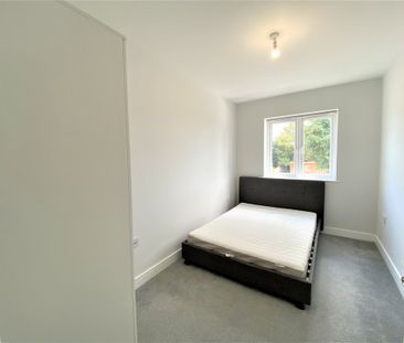 Elmshott Lane, Slough - Photo 3
