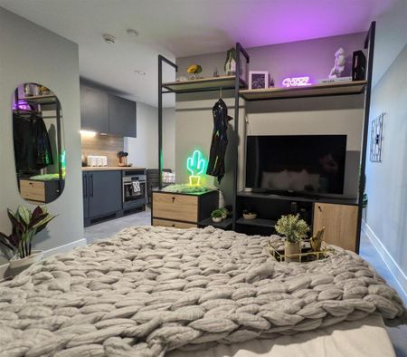 1 bedroom in a flat share to rent - Photo 3