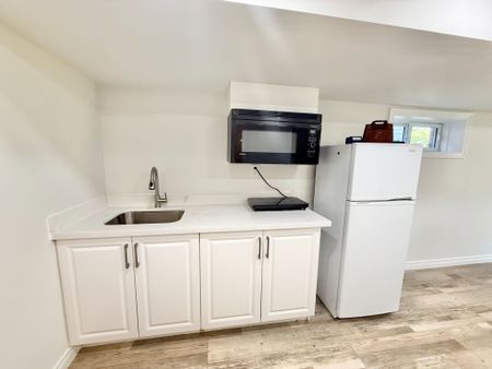 For Lease - 668A Butternut Avenue Unit# B, Waterloo, Ontario - Photo 3