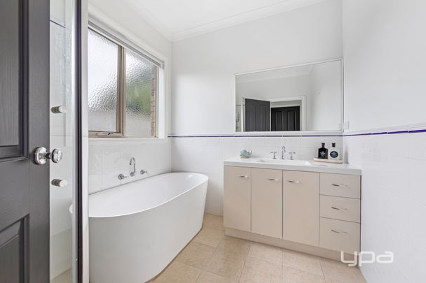 WARM & WELCOMING FAMILY HOME IN A QUIET CAROLINE SPRINGS COURT - Photo 1