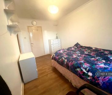 1 bedroom in a flat share to rent - Photo 2