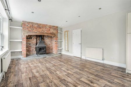 A detached four bedroom family home with outbuildings and off-street parking in Great Missenden. - Photo 2