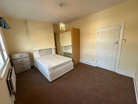 1 bedroom in a house share to rent - Photo 2