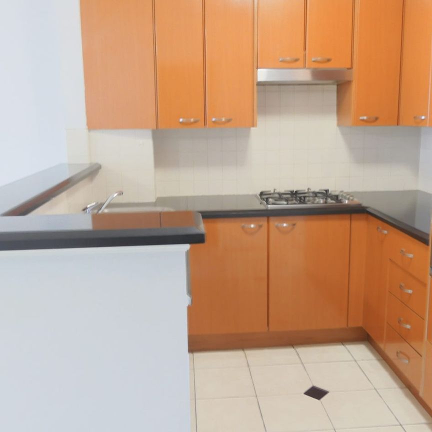 A minute Walk to Hurstville Station 2 bedrooms apartment - Photo 1