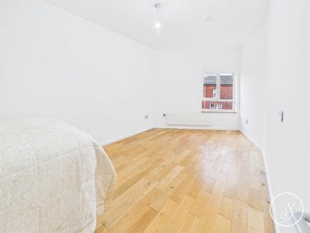 3 bedroom flat to rent - Photo 3