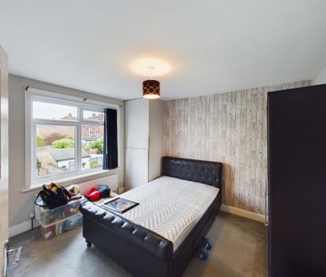 4 bedroom end of terrace house to rent - Photo 5