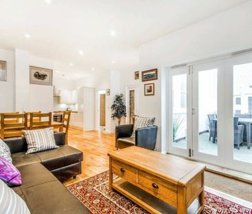 Cable Street - Photo 1