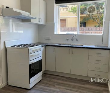 Comfortable Two-Bedroom Apartment in Prime Location - Photo 5