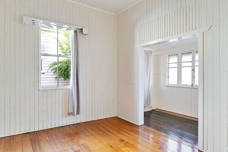 CHARMING THREE BEDROOM HOME IN MT LOFTY - Photo 4