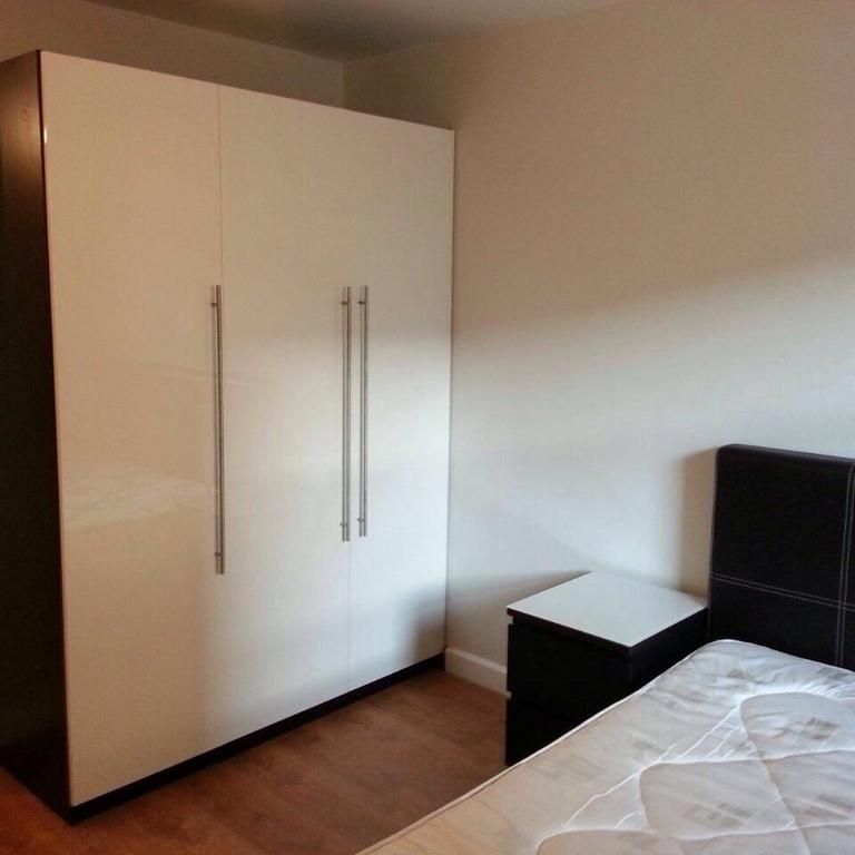 3 bedroom private hall to rent - Photo 1