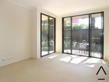 Modern One Bedroom Apartment with Private Courtyard - Photo 3