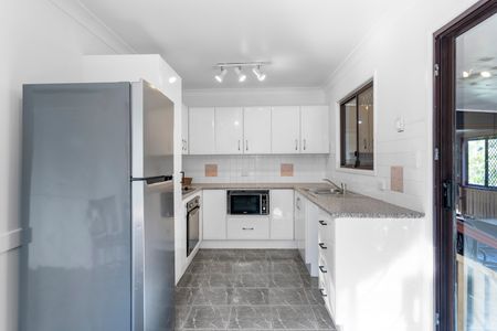 33 MacFarlan Street, Birkdale QLD 4159 - House For Rent - $950 | Domain - Photo 2