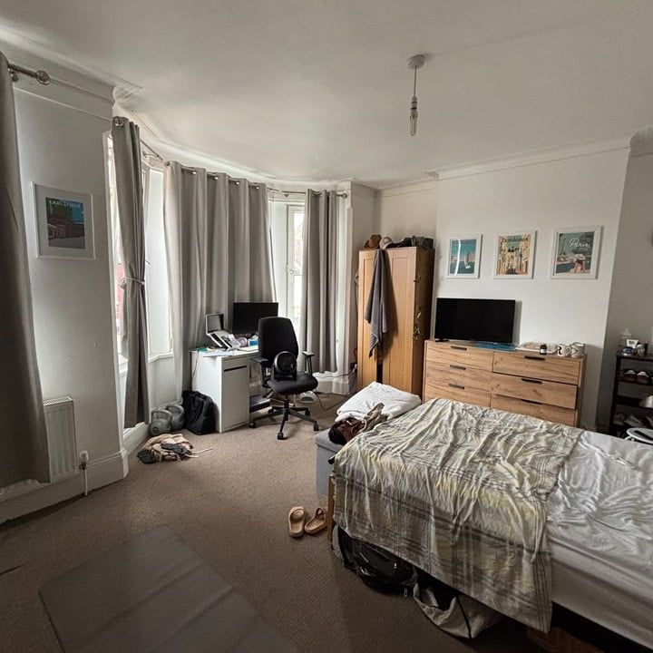 Room in a Shared House, Durnsford Road, SW19 - Photo 1