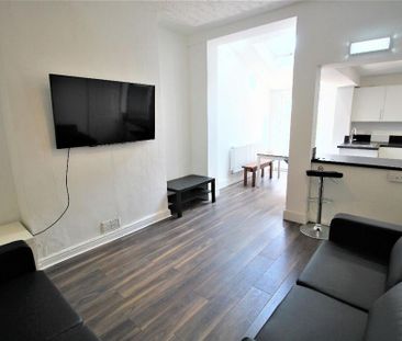 6 bedroom terraced house to rent - Photo 2