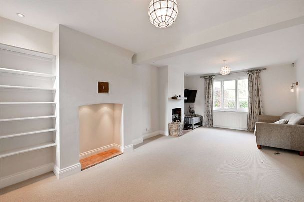 An immaculate three bedroom cottage located in the highly desirable location of Bovingdon Green - Photo 1