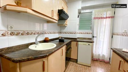 Rooms for rent in 4-bedroom apartment in Algirós - Photo 3