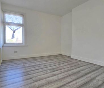 3 bedroom flat to rent - Photo 3