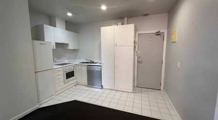 LOCATION LOCATION LOCATION: neat and tidy 2x bedroom apartment - Photo 3