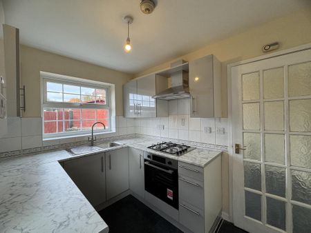 3 bedroom semi-detached house to rent - Photo 5