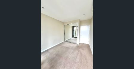 North West Facing Stunning One Bedroom Plus Study - Photo 4