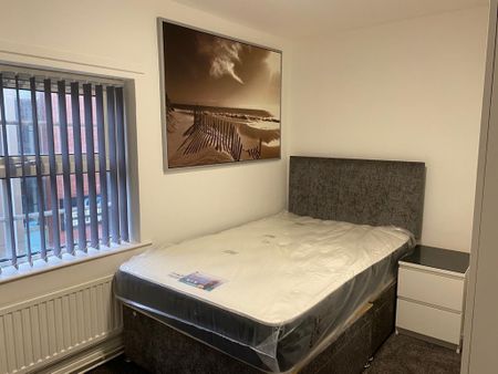 3 bedroom flat to rent - Photo 4