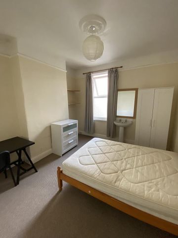 8 bedroom terraced house to rent - Photo 3