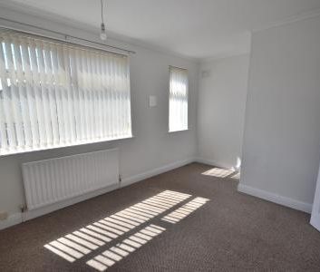 2 bedroom Semi-detached house To Let - Photo 2